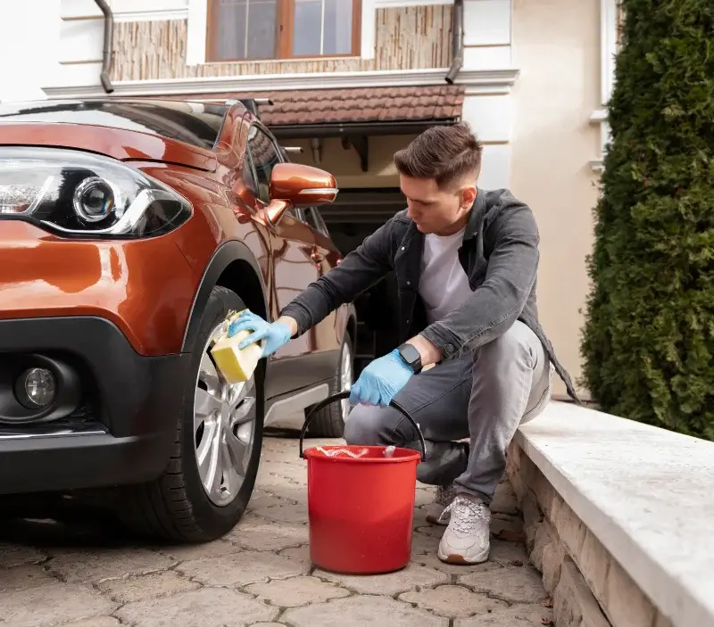 Lavage auto à domicile Poulan-Pouzols : professionnel intervenant sur un véhicule